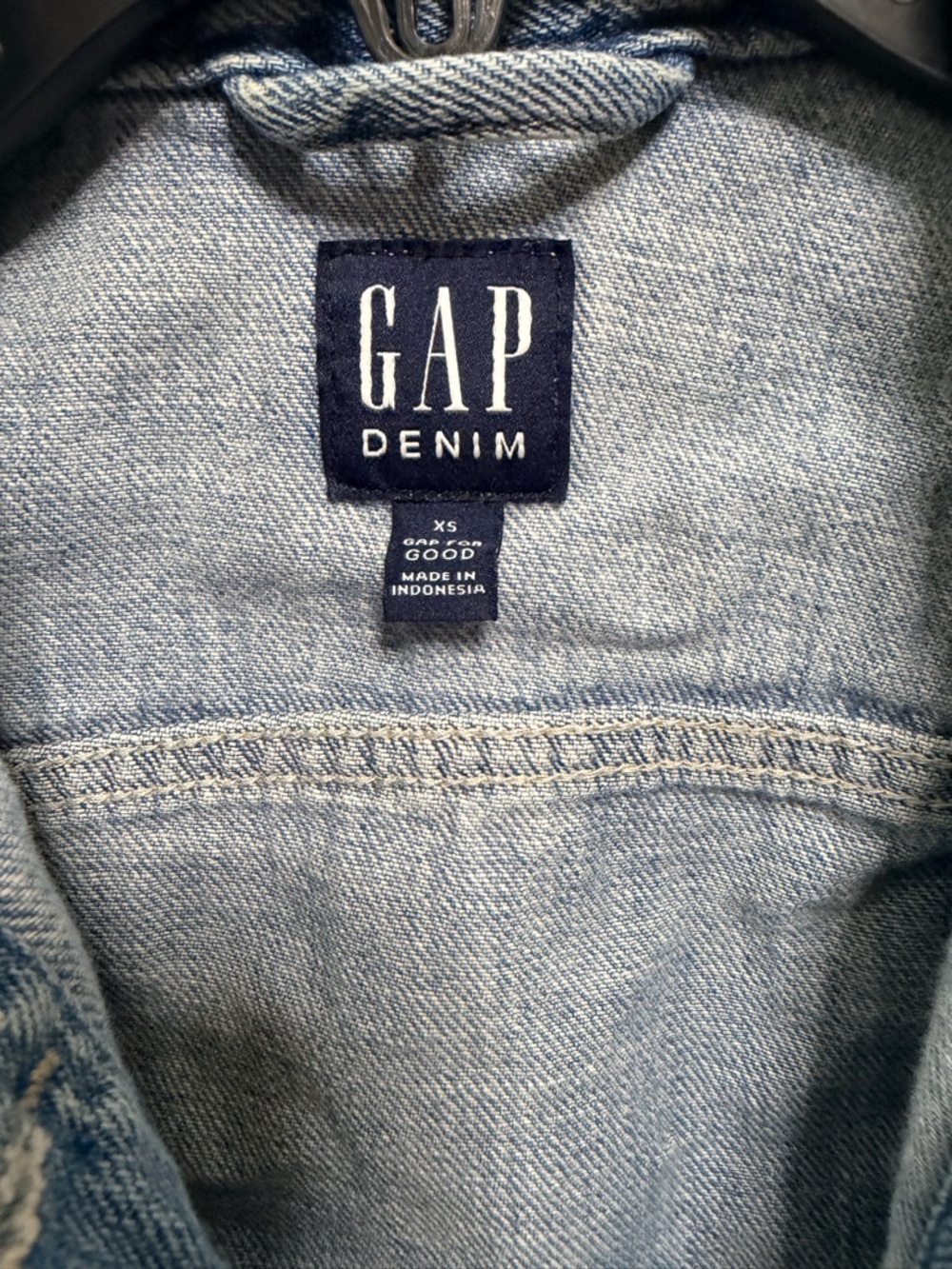 Gap Woman’s Icon Denim Jacket Blue in a light wash finish Size XS - Picture 2 of 6